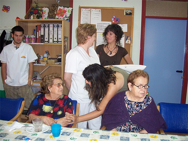 Entregan a los usuarios del Servicio de Estancias Diurnas un CD recopilatorio de los trabajos realizados durante todo el curso - 2, Foto 2