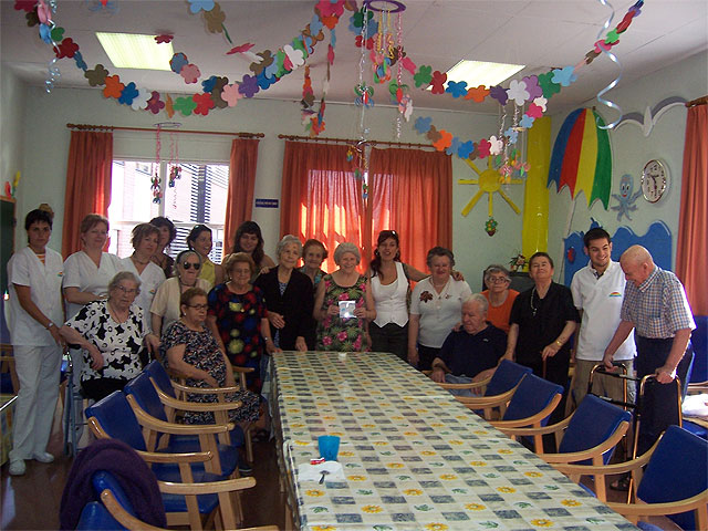 Entregan a los usuarios del Servicio de Estancias Diurnas un CD recopilatorio de los trabajos realizados durante todo el curso - 3, Foto 3