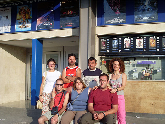Los usuarios del Servicio Municipal de Apoyo Psicosocial de Totana disfrutan de una tarde en el cine de Lorca - 1, Foto 1