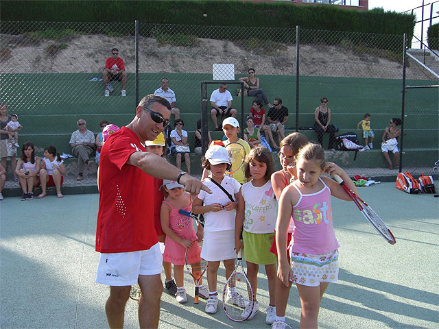 Una tarde de juegos y regalos cerró la temporada de la Escuela de Tenis - 1, Foto 1