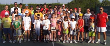 Una tarde de juegos y regalos cerró la temporada de la Escuela de Tenis