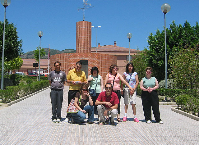 Los usuarios del Centro Ocupacional “José Moyá” asisten a los actos organizados con motivo del XXV aniversario del Centro de Educación Especial “Pilar Soubrier” de Lorca - 1, Foto 1