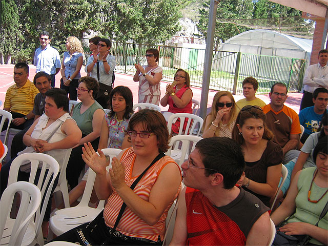 Los usuarios del Centro Ocupacional “José Moyá” asisten a los actos organizados con motivo del XXV aniversario del Centro de Educación Especial “Pilar Soubrier” de Lorca - 2, Foto 2