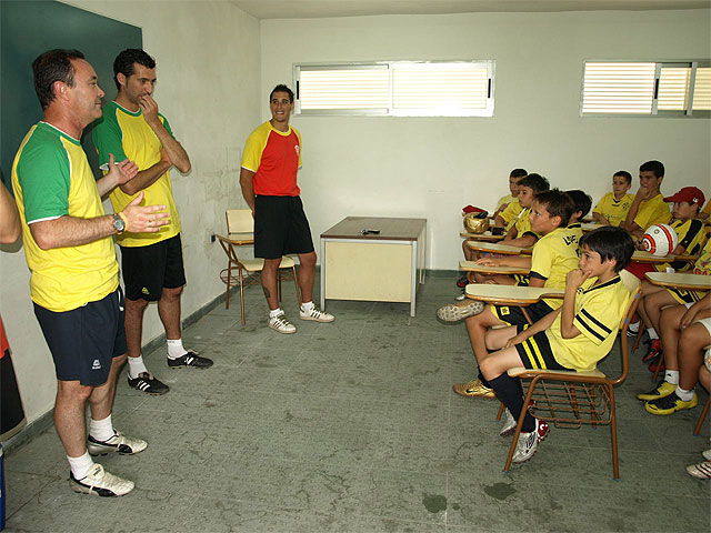 Mariano Sánchez y Juan Ignacio Martínez visitaron hoy el “Campus de fútbol de Ceutí” - 1, Foto 1