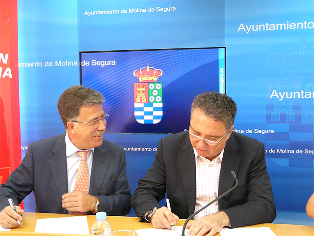 El Ayuntamiento de Molina de Segura y la Fundación Cajamurcia firman un convenio de colaboración para la adquisición de un vehículo adaptado al transporte de personas con discapacidad - 1, Foto 1