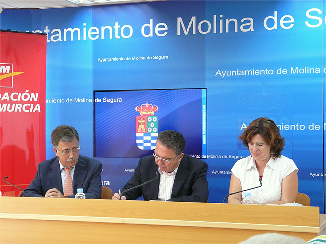 El Ayuntamiento de Molina de Segura y la Fundación Cajamurcia firman un convenio de colaboración para la adquisición de un vehículo adaptado al transporte de personas con discapacidad - 2, Foto 2