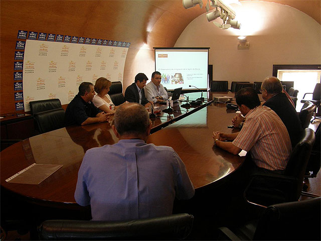 Jódar y Leopoldo Navarro explican a los grupos políticos el proyecto de Observatorio de la Inmigración - 1, Foto 1