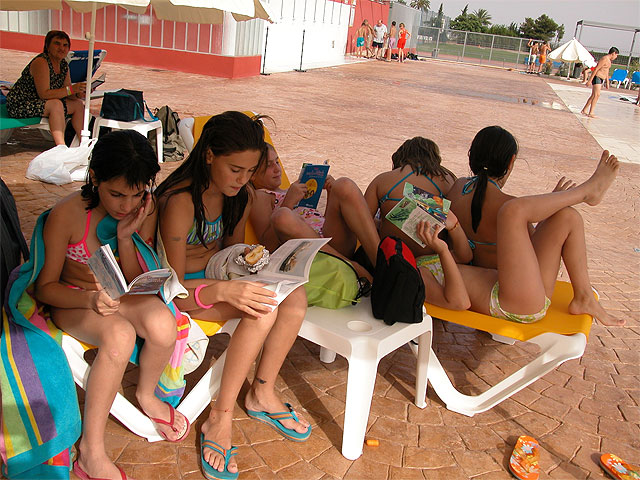 La biblioteca ya está en la piscina municipal de verano - 1, Foto 1