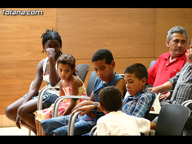 Autoridades municipales reciben a los seis niños saharauis y a las familias totaneras que los acogen a través del programa “Vacaciones en paz”, durante los meses de julio y agosto - 1, Foto 1