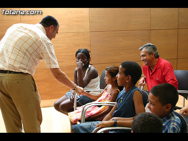 Autoridades municipales reciben a los seis niños saharauis y a las familias totaneras que los acogen a través del programa “Vacaciones en paz”, durante los meses de julio y agosto - 2, Foto 2
