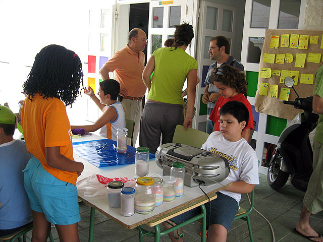 El alcalde del municipio y el edil de Educación visitan a los niños del Educaverano - 1, Foto 1