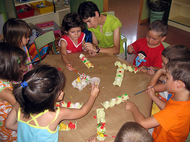 El alcalde del municipio y el edil de Educación visitan a los niños del Educaverano - 2, Foto 2