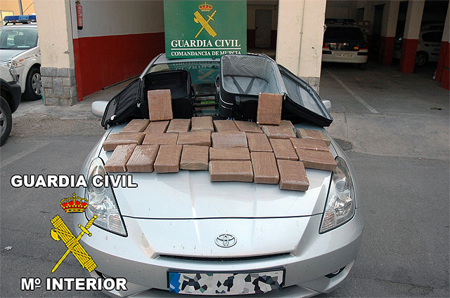 La Guardia Civil aborta la introducción de un importante cargamento de cocaína en la Región - 1, Foto 1