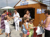 Antonia López y Mari Carmen Ruiz informan en el mercado semanal sobre la prevención ante el calor
