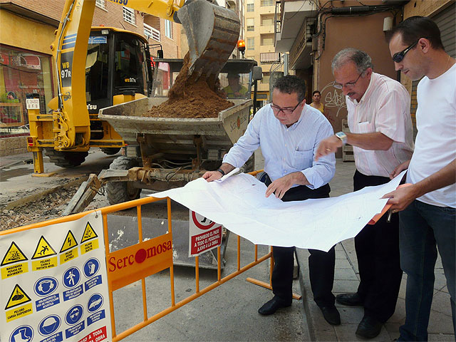 El Alcalde de Molina de Segura visita las obras de reposición de servicios urbanísticos en un tramo de la Calle Mayor - 1, Foto 1