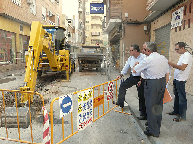 El Alcalde de Molina de Segura visita las obras de reposición de servicios urbanísticos en un tramo de la Calle Mayor - 2, Foto 2