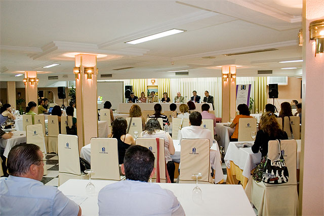 El alcalde de Mazarrn inaugura los cursos de ‘Televisin’ y ‘Terapia celular’, Foto 2