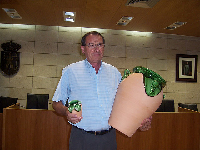 Una orza de barro vidriado elaborada en torno y a mano será la pieza que representará a la alfarería de Totana - 1, Foto 1