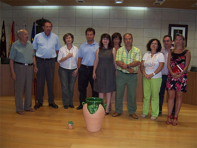 Una orza de barro vidriado elaborada en torno y a mano será la pieza que representará a la alfarería de Totana - 3, Foto 3