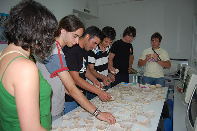 Los jóvenes del Campo Internacional de Trabajo, después de recibir varias charlas de formación, ya han iniciado los trabajos arqueológicos - 1, Foto 1
