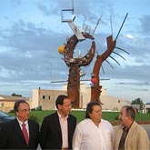 Una escultura de “Homenaje a los poetas” preside desde hoy uno de los accesos a la ciudad