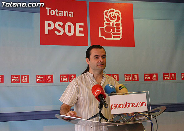 El PSOE asegura que la colocación de algunos paneles informativos y contenedores de basura vulneran la normativa autonómica y estatal sobre accesibilidad - 1, Foto 1