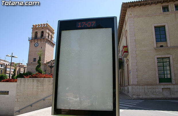The PSOE ensures that the placement of some information boards and garbage containers violate state and regional regulations on accessibility, Foto 2