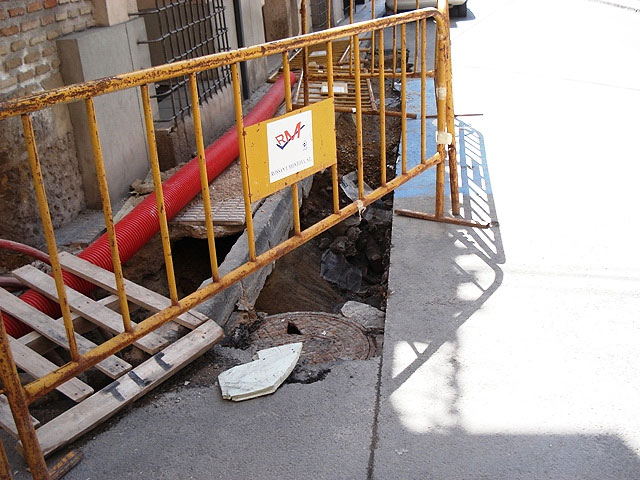 IU + LV denounced the "laziness" of the PP in Totana, which "allows for weeks and permanent holes unmarked grave danger in the street Juan XXIII", Foto 1