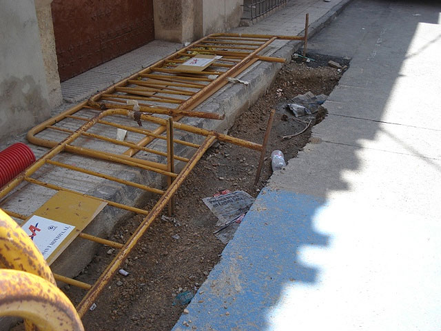 IU + LV denounced the "laziness" of the PP in Totana, which "allows for weeks and permanent holes unmarked grave danger in the street Juan XXIII", Foto 3
