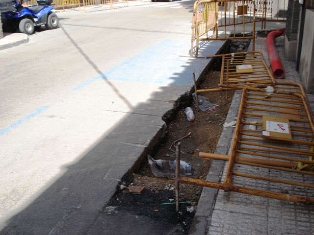 IU + LV denounced the "laziness" of the PP in Totana, which "allows for weeks and permanent holes unmarked grave danger in the street Juan XXIII", Foto 4