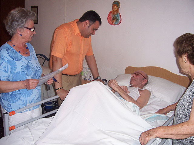 The mayor made visits to the disabled elderly in the town, Foto 1