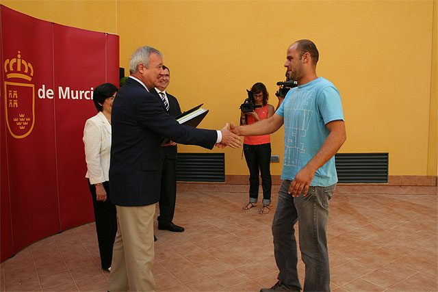 Valcárcel entrega las llaves de 44 viviendas de protección oficial para jóvenes en Pliego - 1, Foto 1