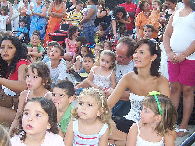 Many children have fun with children's activities and puppets, Foto 1