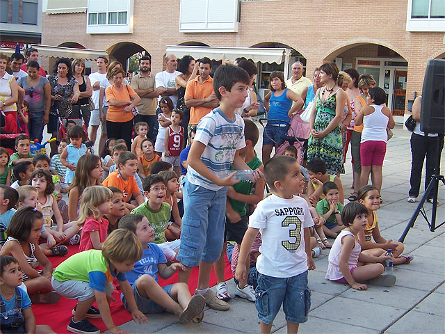 Many children have fun with children's activities and puppets, Foto 2
