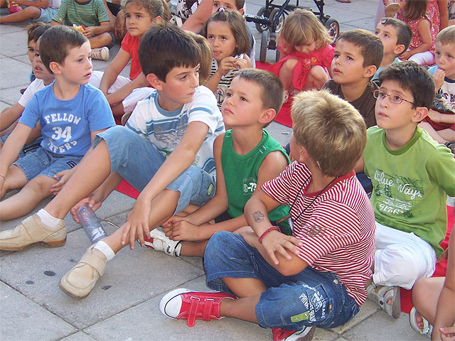 Many children have fun with children's activities and puppets, Foto 3