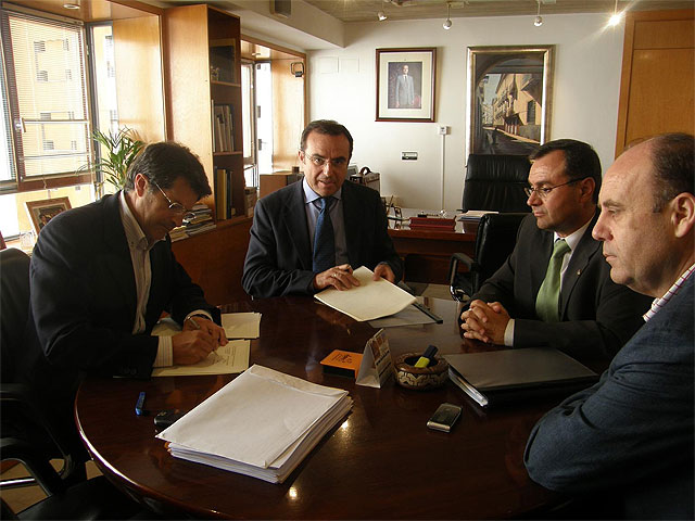 Jódar firma un convenio con la UPCT para impartir este año un master oficial de economía social en Lorca - 1, Foto 1