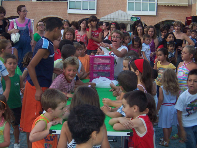 Numerosos niños y niñas se divierten con las actividades infantiles y los títeres y marionetas - 4, Foto 4