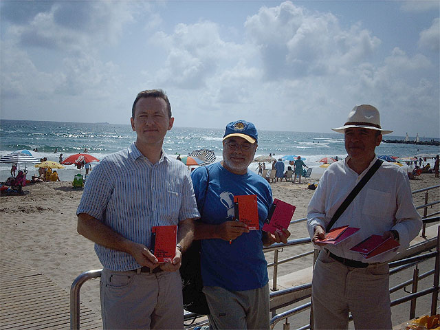 Se reparten libros gratuitos en la playa Galúa de La Manga - 1, Foto 1