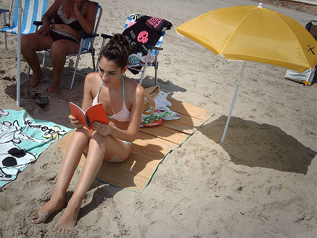 Se reparten libros gratuitos en la playa Galúa de La Manga - 3, Foto 3
