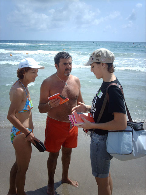 Se reparten libros gratuitos en la playa Galúa de La Manga - 5, Foto 5