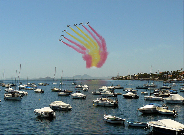 La Patrulla Acrobática Águila vuelve a sorprender a miles de bañistas con su exhibición en el día de Santiago de la Ribera - 1, Foto 1