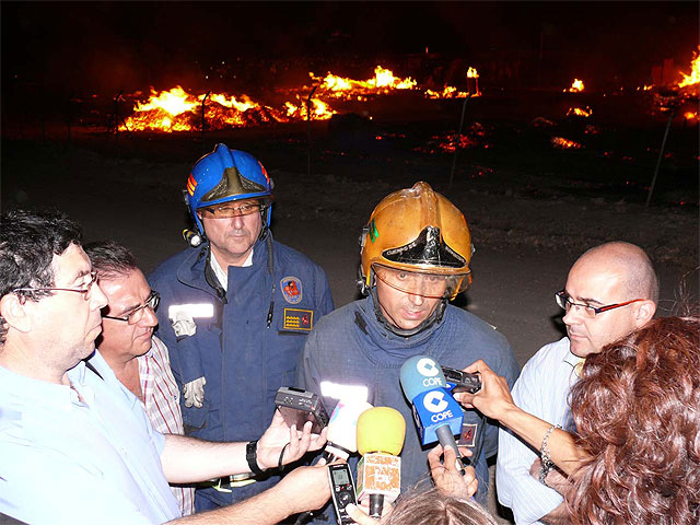 “El incendio industrial más importante de los ocurridos en la Región el último año”, afirmó Benito Mercader - 1, Foto 1
