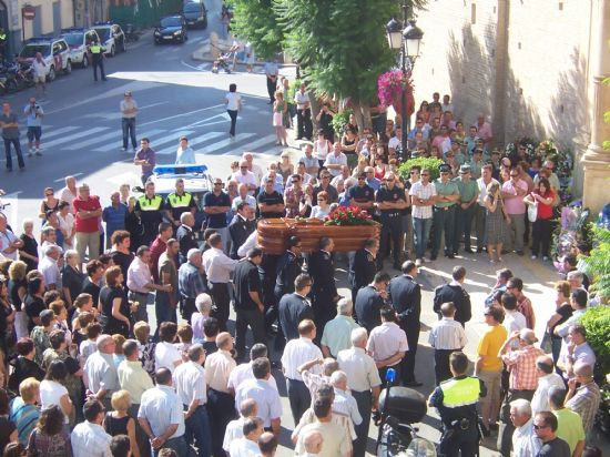 Centenares de personas dan el último adiós al cabo de la Polícia Local Alfonso Murcia Rodríguez en un multitudinario entierro - 3, Foto 3