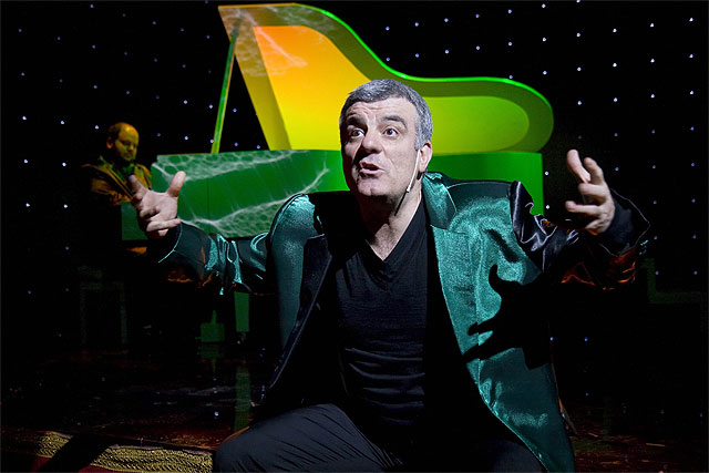 Millán Salcedo agota las entradas, recordando su biografía humorística en Yo me subí a un piano verde en el Teatro del Mar - 1, Foto 1
