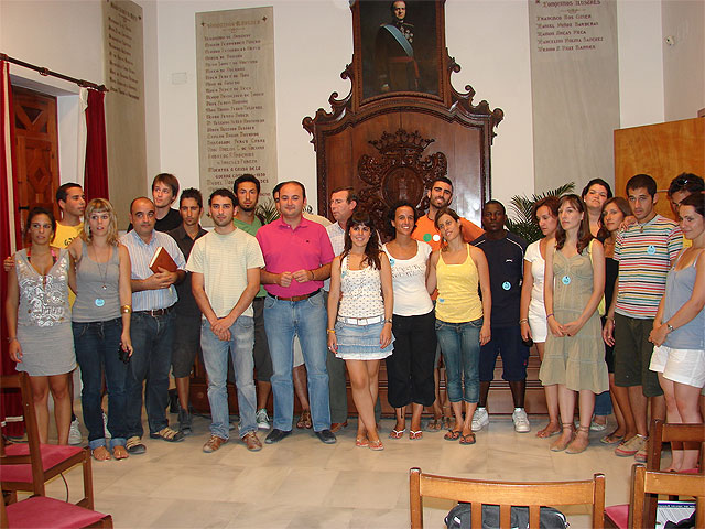 Los diecinueve jóvenes participantes en el Campo de Trabajo Internacional de Medio Ambiente de Puntas de Calnegre visitan Lorca - 1, Foto 1