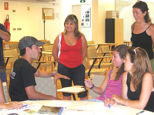 Jóvenes de Europa y Asia acondicionan los senderos del Parque Regional de El Valle-Carrascoy - 1, Foto 1