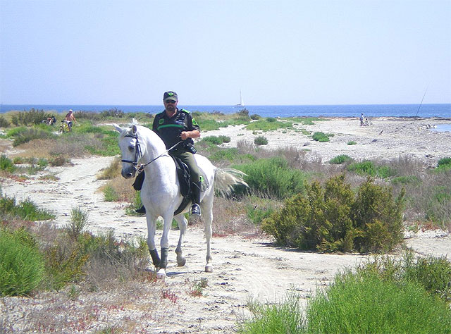 Los espacios naturales de la Región son patrullados por agentes medioambientales a caballo - 1, Foto 1