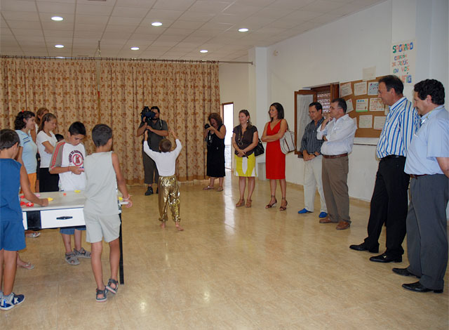 El consejero de Política Social visita a los niños tutelados que veranean en Lo Pagán - 1, Foto 1