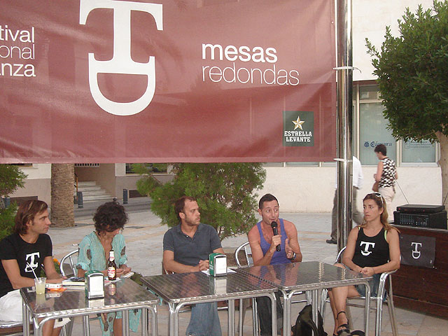 Los actores de “Estriptis” hablan con el público sobre el montaje que esta noche representan en el auditorio - 1, Foto 1