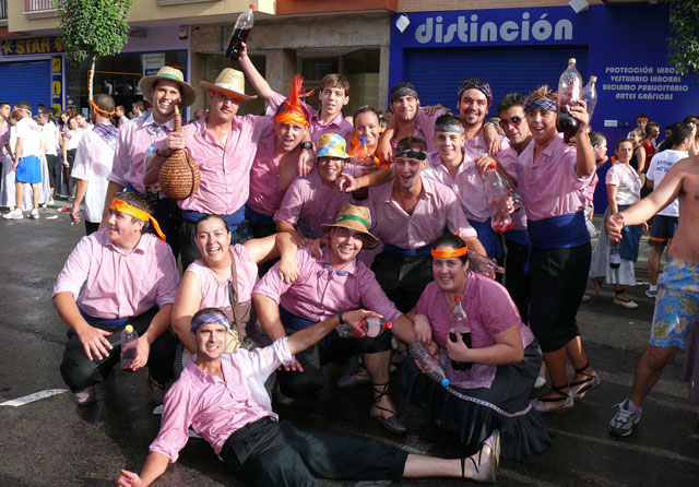 Cerca de 100.000 litros de vino se repartieron en la Gran Cabalgata del Vino de este año - 2, Foto 2